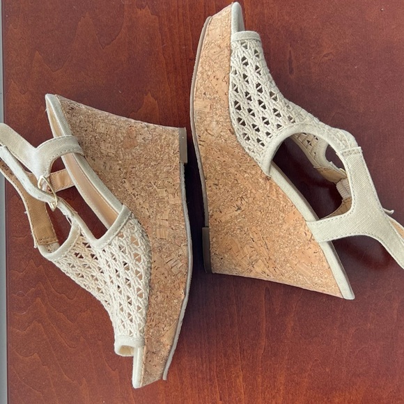 🍓 2 for $13 FERGALICIOUS wedge sandals with cork bottoms. Size 5 - Picture 3 of 8